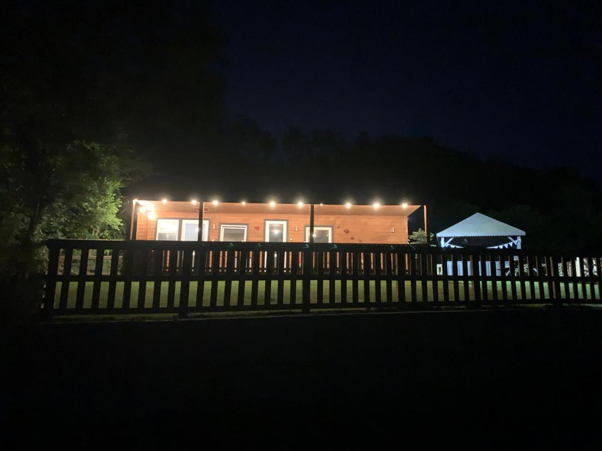 Kabin In The Woods Llandybie المظهر الخارجي الصورة